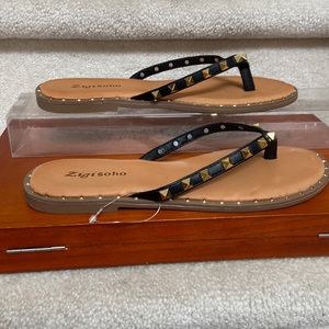 nwt zigi soho rockstud flip flops / sandals